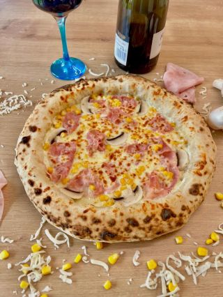 🍕✨ Novinka v nabídce – Cremona! ✨🍕 Krémový základ, vláčná mozzarella, šťavnatá šunka, sladká kukuřice a čerstvé žampiony –...