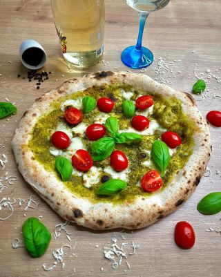 Novinka v Adamici! 💥 Pestobella 💚 Bazalkové pesto, mozzarella, cherry rajčátka a kapka balzamikového krému… Chuť, která tě...