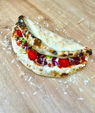 Z našeho poctivého pizza těsta jsme tentokrát nevykouzlili pizzu, ale dokonalou kapsu! 😍 Uvnitř se schovává šťavnaté...